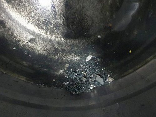 마천동 하수구막힘 배수 작업 후 물 흐름과 주변 누수 여부를 확인하는 모습